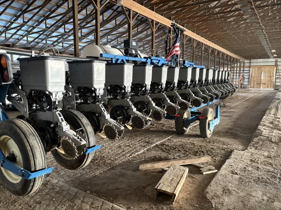 Image of Kinze 3600 equipment image 1
