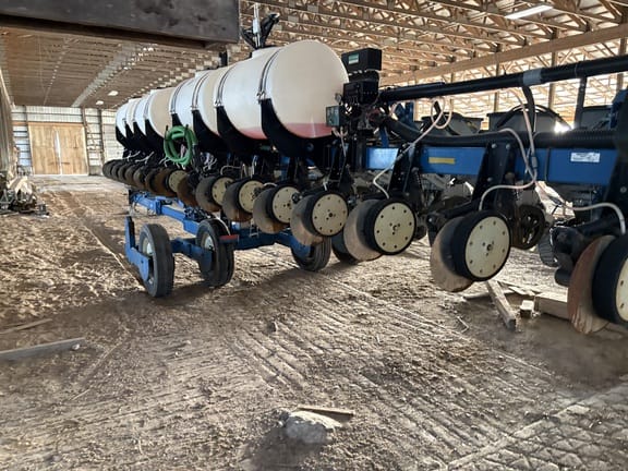 2015 Kinze 3600 Equipment Image0