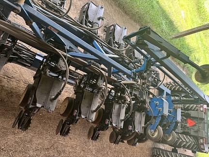 Image of Kinze 3600 equipment image 3