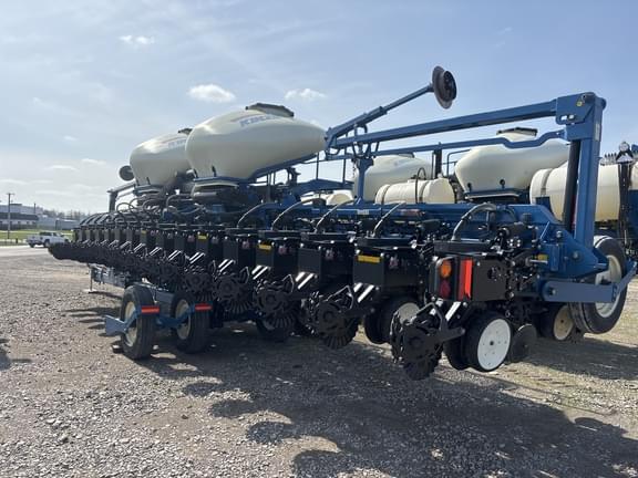 Image of Kinze 3660 equipment image 3