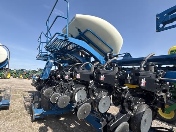 Image of Kinze 3660 equipment image 4