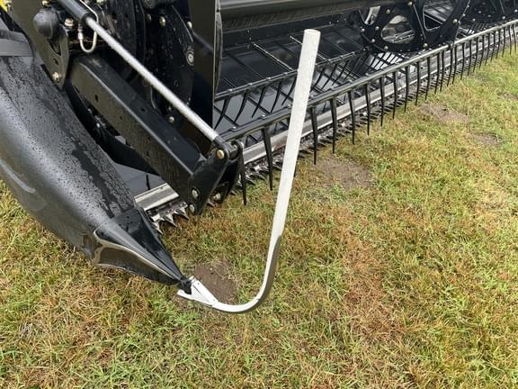 Image of MacDon FD75 equipment image 4
