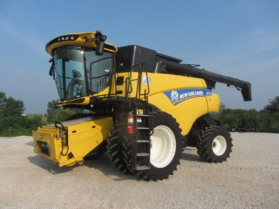 2015 New Holland CR7.90 Equipment Image0