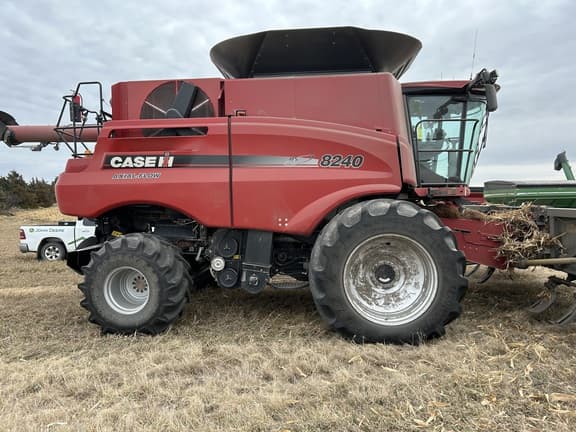 Image of Case IH 8240 equipment image 2