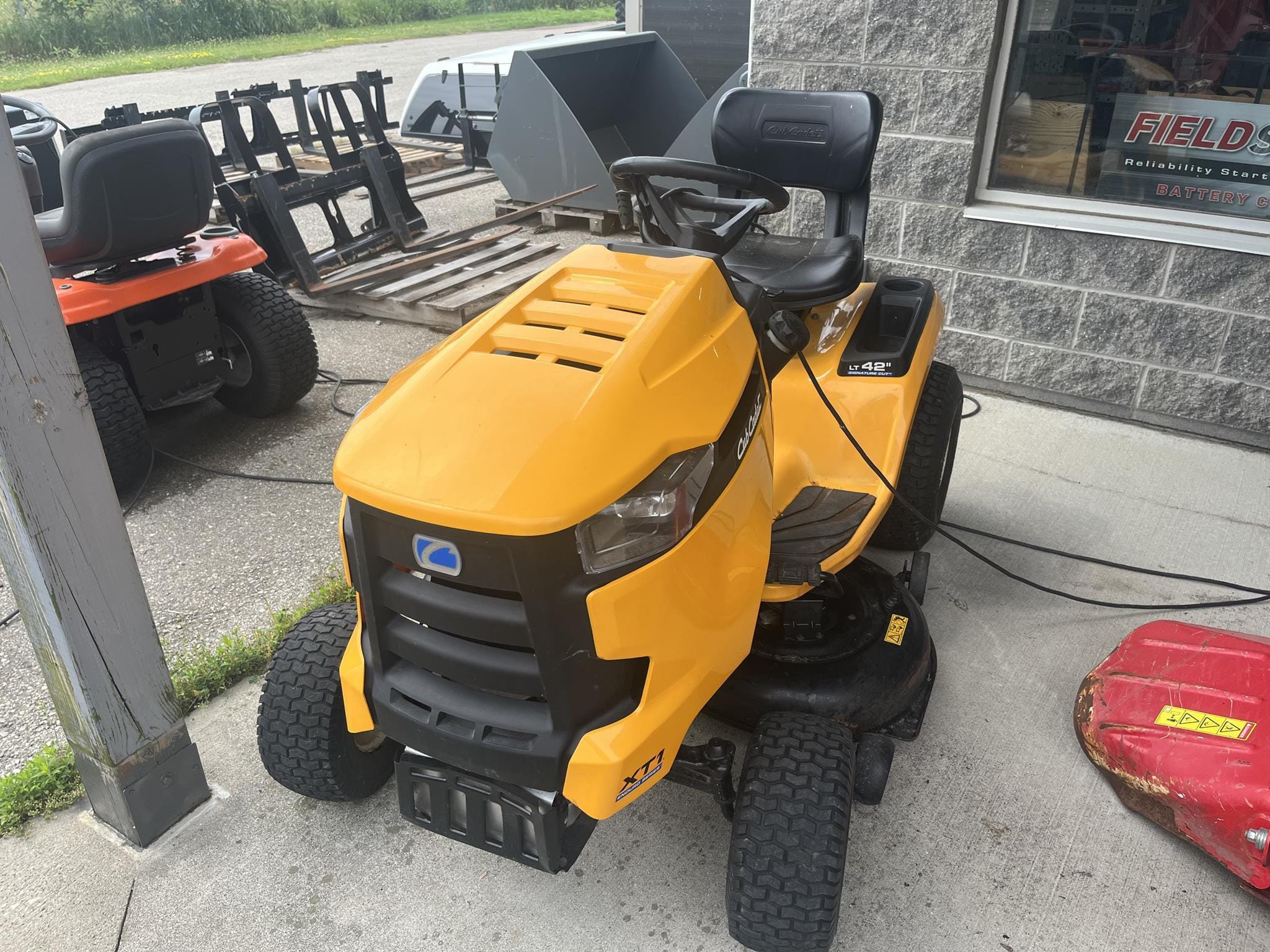 2016 Cub Cadet XT1 LT42 Equipment Image0