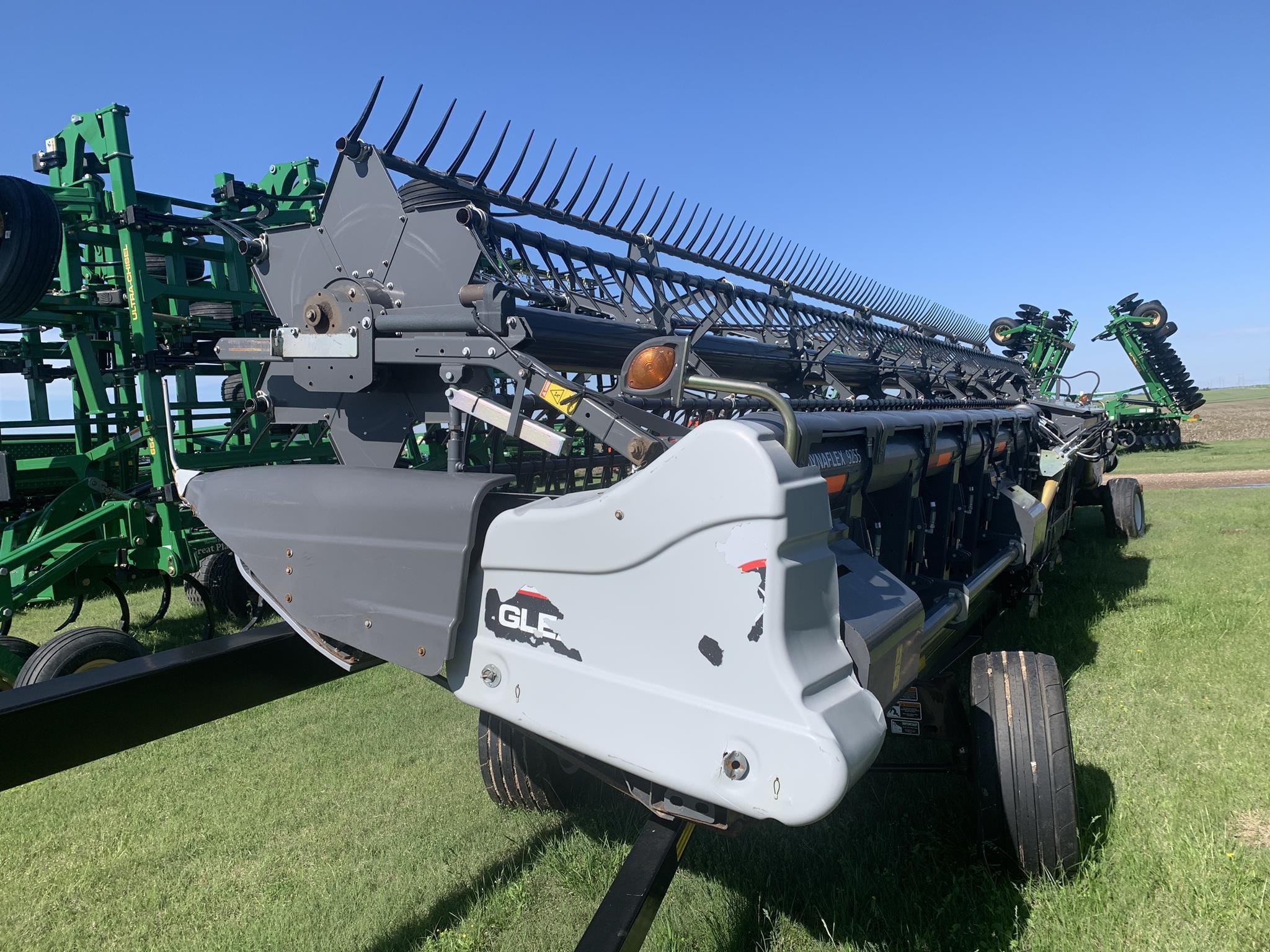 2016 Gleaner 9255 Equipment Image0