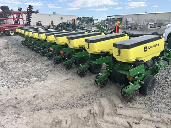 Image of John Deere 1725 equipment image 2