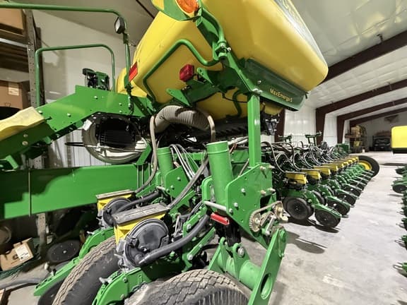 Image of John Deere 1775 equipment image 3