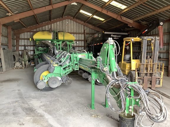 2016 John Deere 1775 Equipment Image0