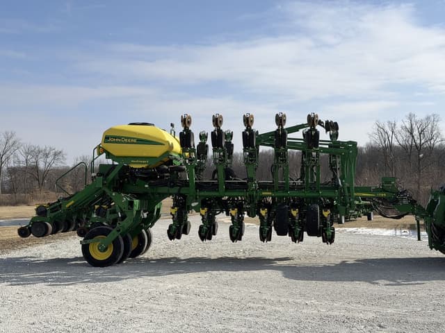 Image of John Deere 1795 equipment image 2