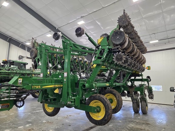 2016 John Deere 1795 Equipment Image0