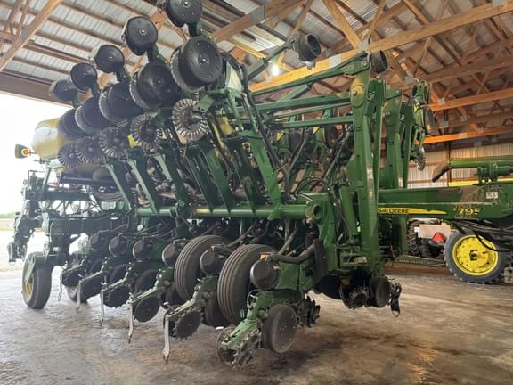 Image of John Deere 1795 equipment image 1