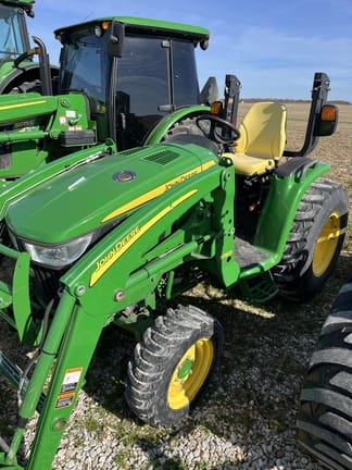 2016 John Deere 3033R Equipment Image0
