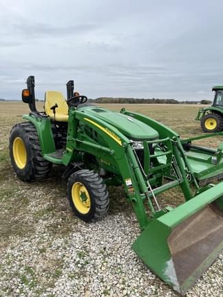 Image of John Deere 3033R equipment image 2