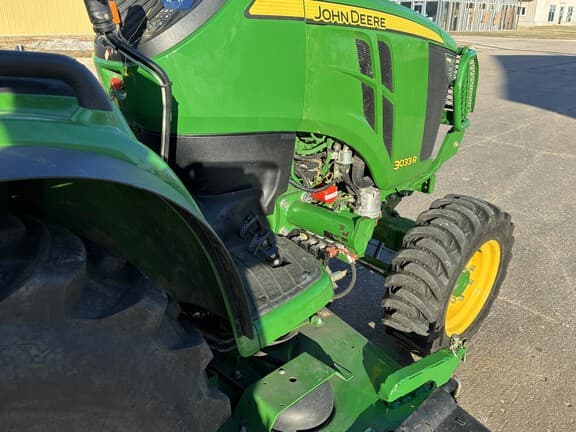 Image of John Deere 3033R equipment image 3