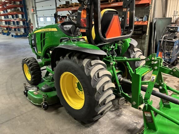 Image of John Deere 3033R equipment image 4