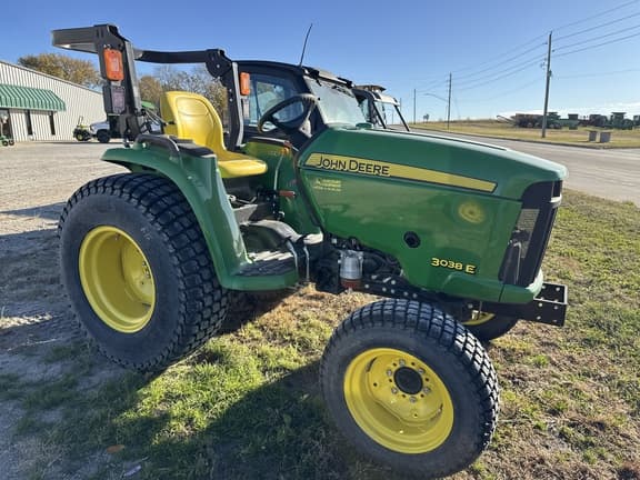 Image of John Deere 3038E equipment image 4