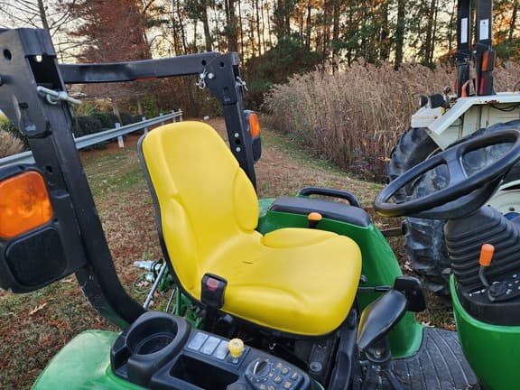 Image of John Deere 3039R equipment image 4