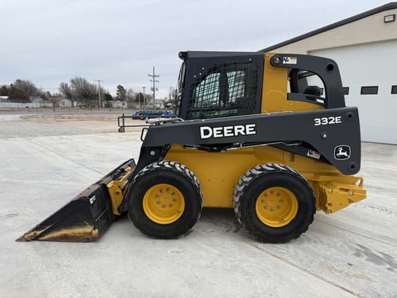 Image of John Deere 332E equipment image 1