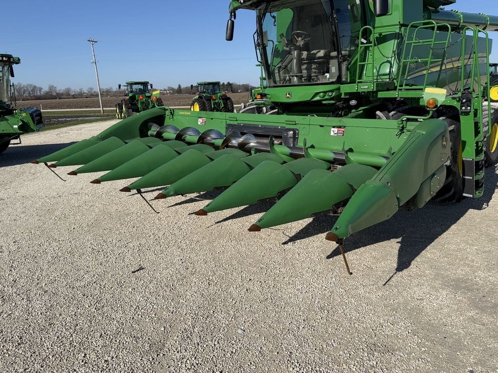 2016 John Deere 608C Equipment Image0