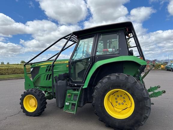 Image of John Deere 6125M equipment image 1