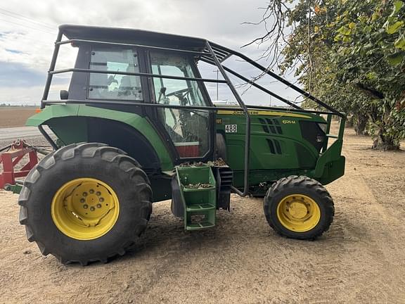 Image of John Deere 6125M equipment image 2