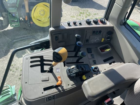 Image of John Deere 6175M equipment image 4