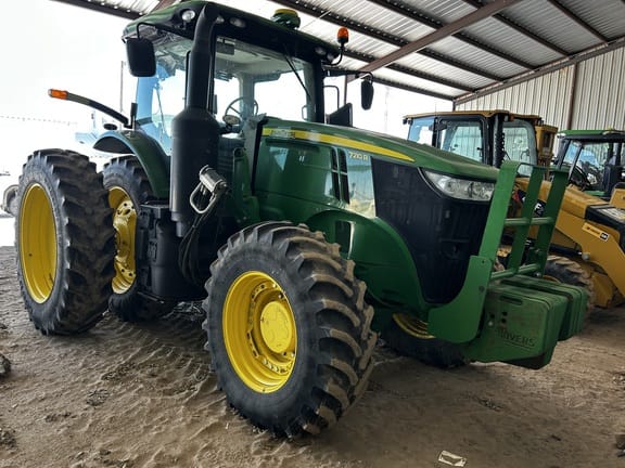 2016 John Deere 7210R Equipment Image0