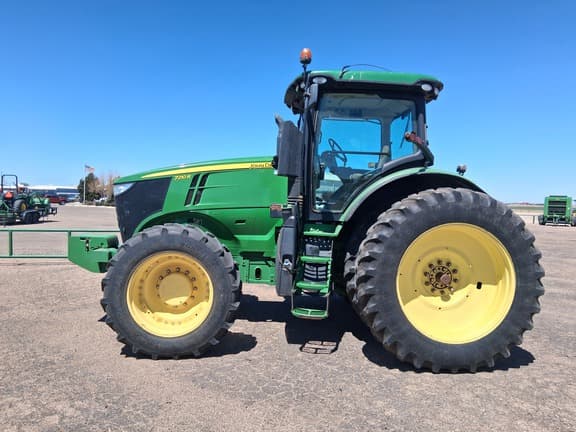 Image of John Deere 7210R equipment image 1
