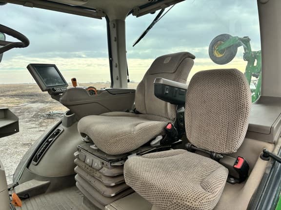 Image of John Deere 8370R equipment image 4