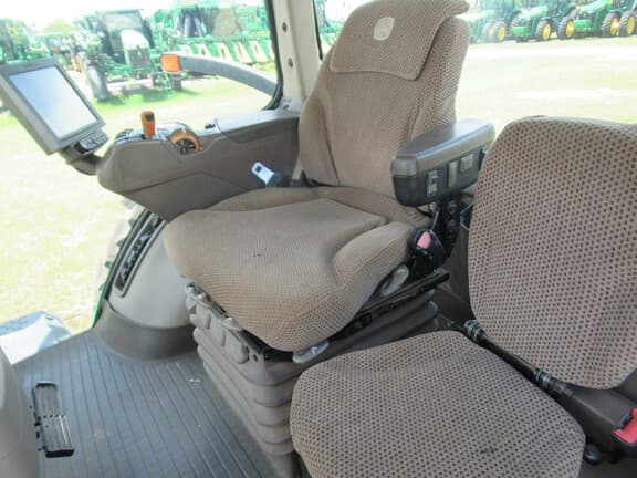 Image of John Deere 8370R equipment image 4