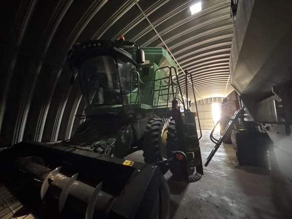 2016 John Deere S670 Equipment Image0