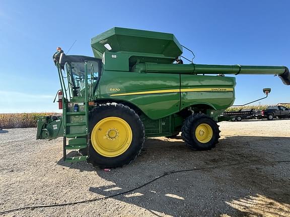 Image of John Deere S670 equipment image 1