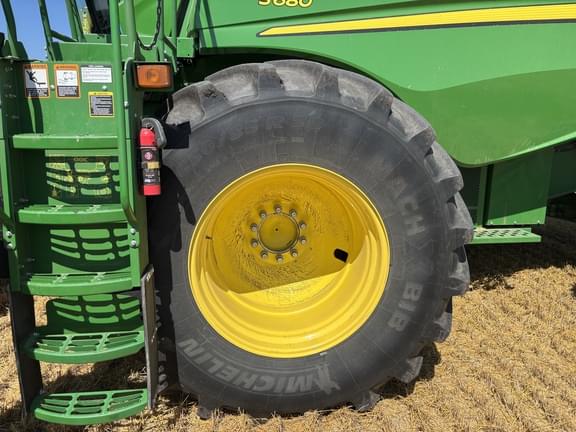 Image of John Deere S680 equipment image 1