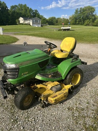 2016 John Deere X730 Equipment Image0