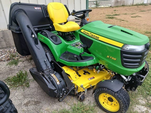 2016 John Deere X738 Equipment Image0