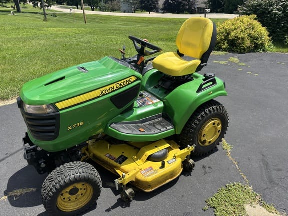 2016 John Deere X738 Equipment Image0