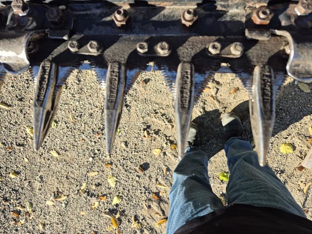 Image of MacDon FD75-S equipment image 3