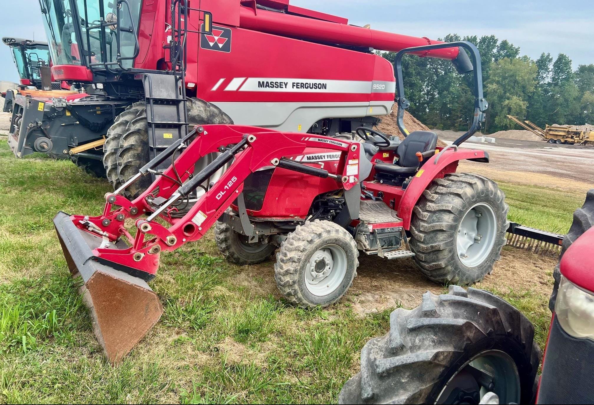 2016 Massey Ferguson 1736 Equipment Image0