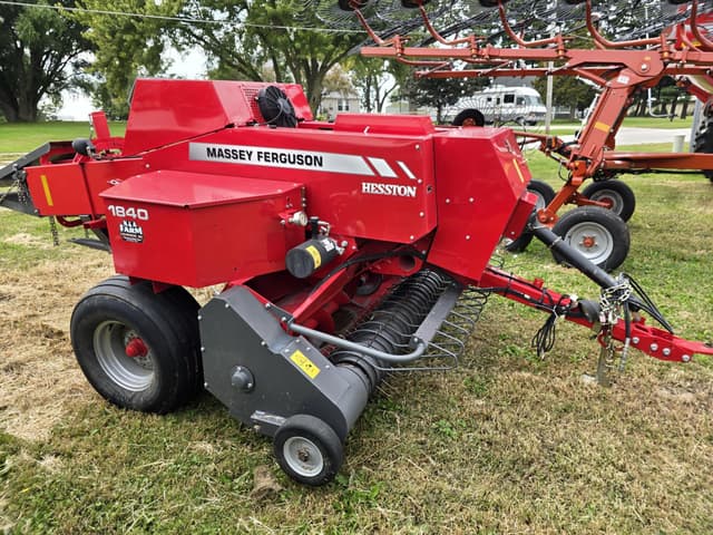 Image of Massey Ferguson 1840 equipment image 2