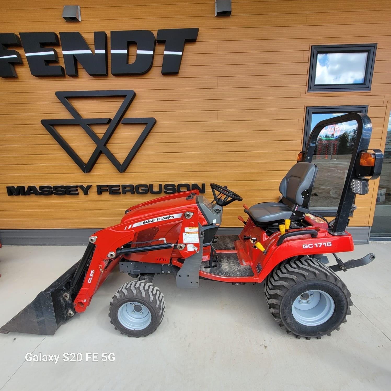 2016 Massey Ferguson GC1715 Equipment Image0