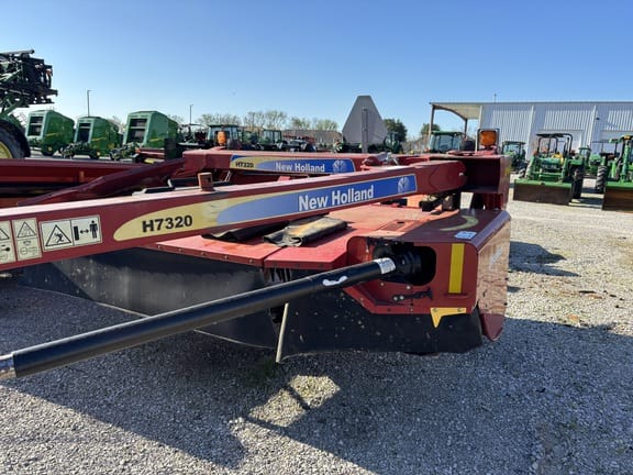 2016 New Holland H7320 Equipment Image0