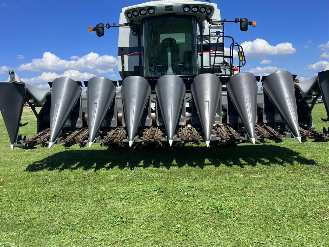 Image of Gleaner Command 3308 Image 0