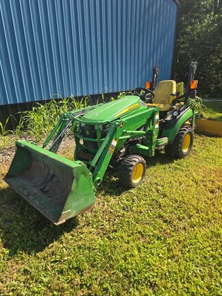 2017 John Deere 1025R Equipment Image0