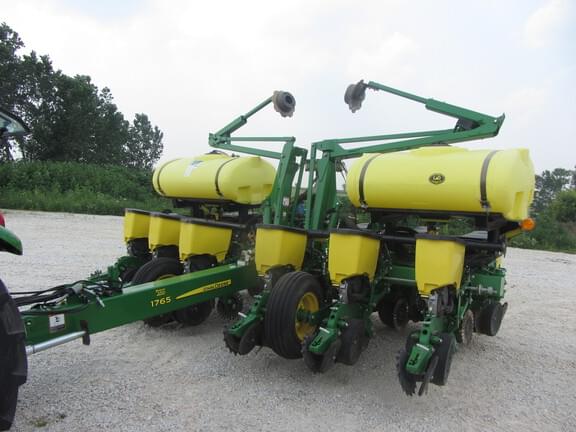 Image of John Deere 1765 Primary image