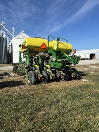 Image of John Deere 1775 equipment image 2