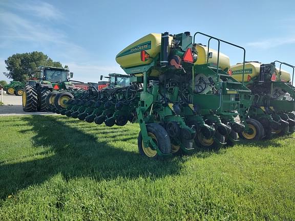 Image of John Deere 1775 Primary image