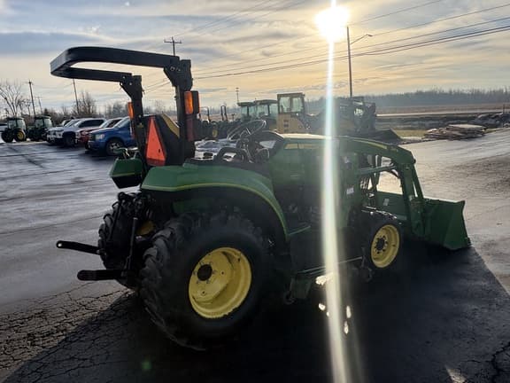 Image of John Deere 2032R equipment image 3