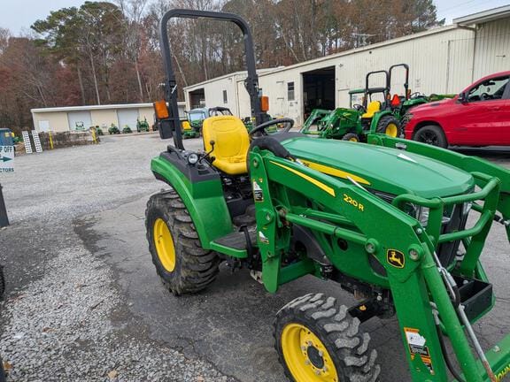 2017 John Deere 2032R Equipment Image0