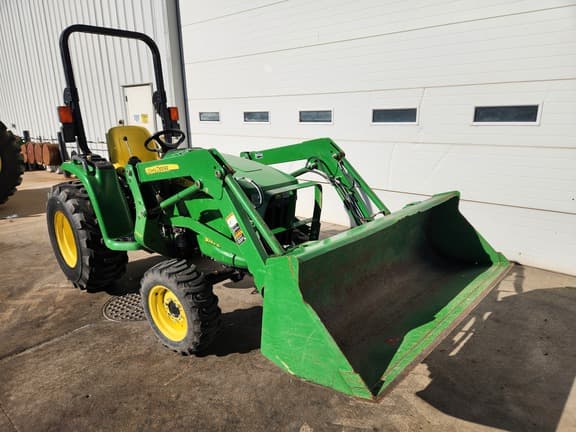 Image of John Deere 3032E equipment image 1